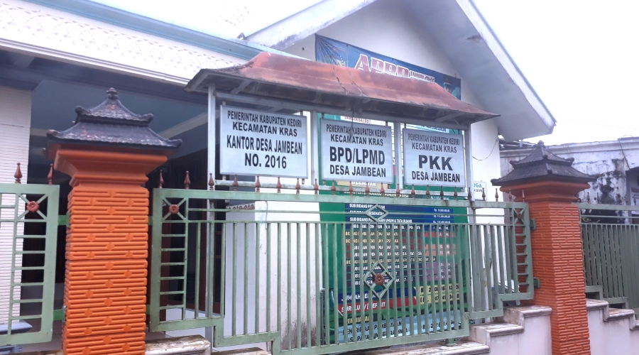 Tempat berkantor HH, Kepala Desa Jambean di Kecamatan Kras, Kabupaten Kediri, Jawa Timur.